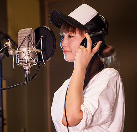 Imagen de la cantante Bai Ruoxi en el estudio de grabación Imagen de la cantante Bai Ruoxi en el estudio de grabación