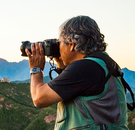 Imagen de Michael Yamashita tomando fotos en la montaña