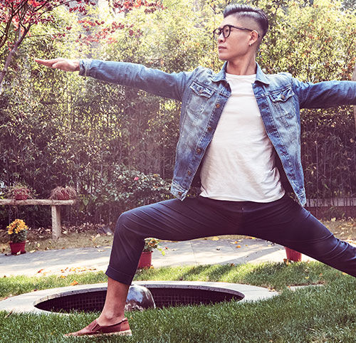 Imagen de Jonas practicando yoga en el jardín