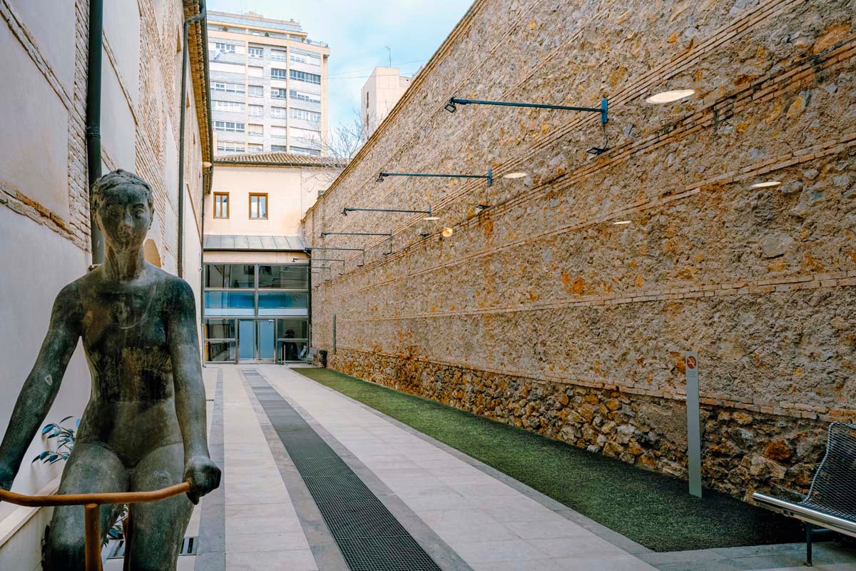 Picture of the courtyard of the Santa Clara museum and a statue.