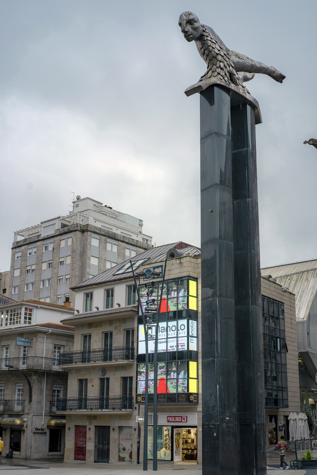 Image of a monument in Vigo in front of a classical building