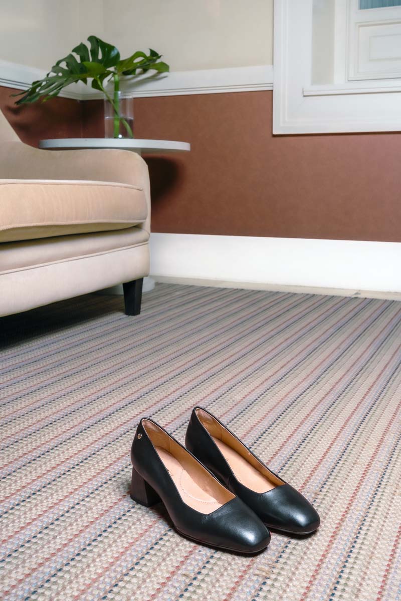 Fotografía de unos zapatos de tacón de mujer de Pikolinos en el hotel