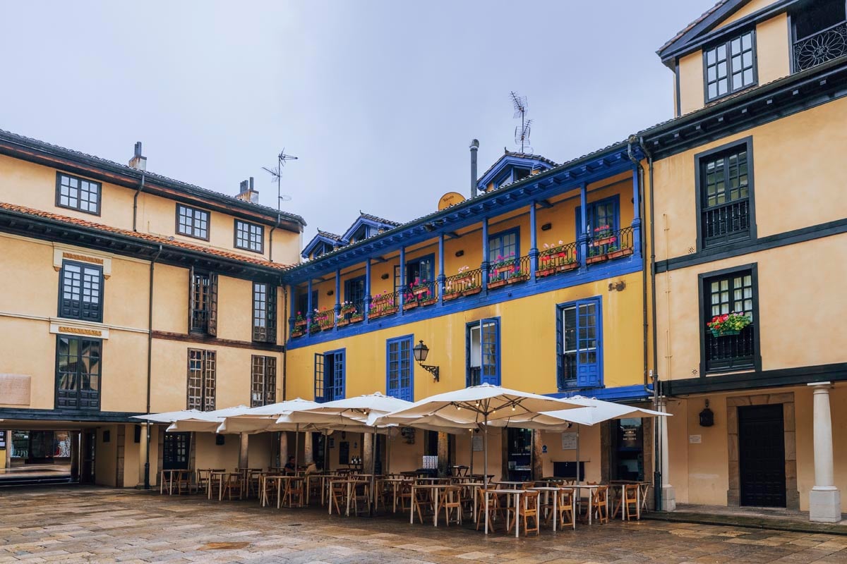 Imagen de un edificio y una terraza de un bar.