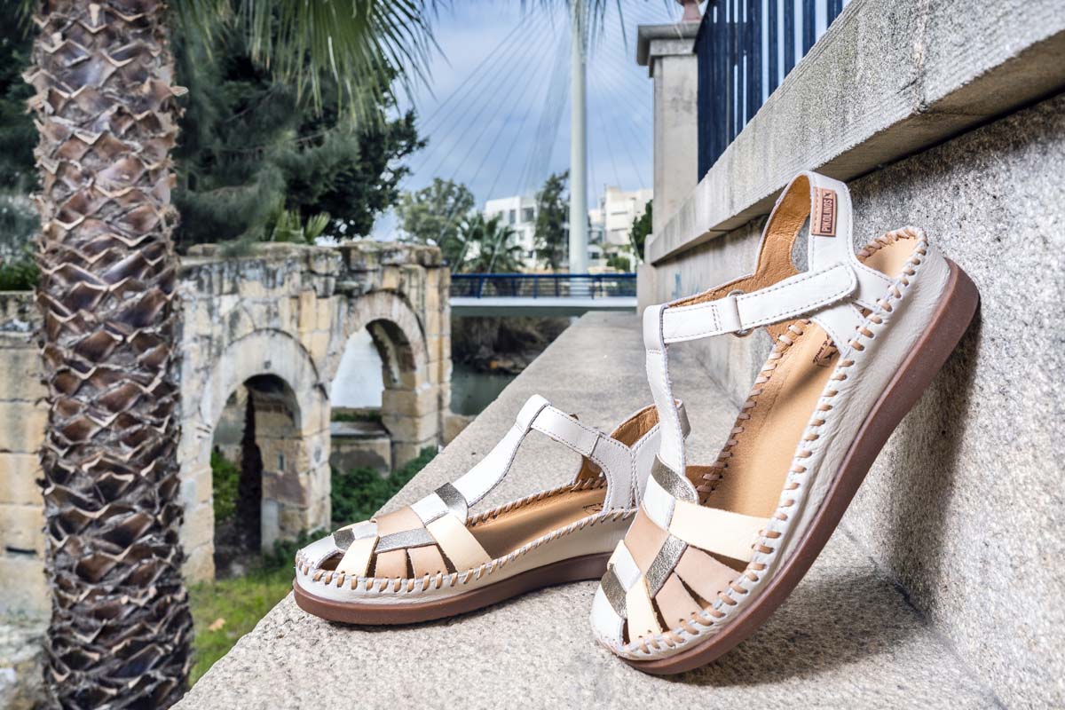 Picture of a Pikolinos women's shoe resting on a bridge with the Malecón promenade in the background.
