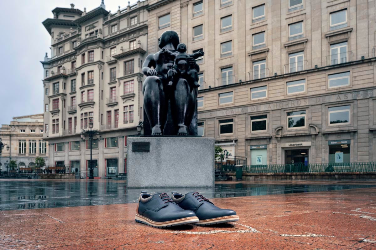 Image of a pair of Pikolinos shoes with a sculpture at the back.
                            