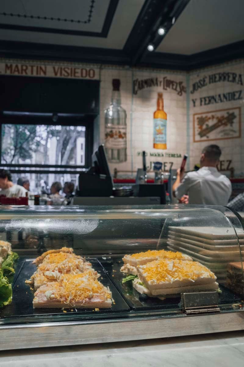 Fotografía de las tapas y la barra de Café Iruña