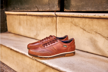 Still life photo of a pair of Pikolinos shoes. Sneakers in brandy color with very comfortable laces, from the autumn-winter 2021 collection.