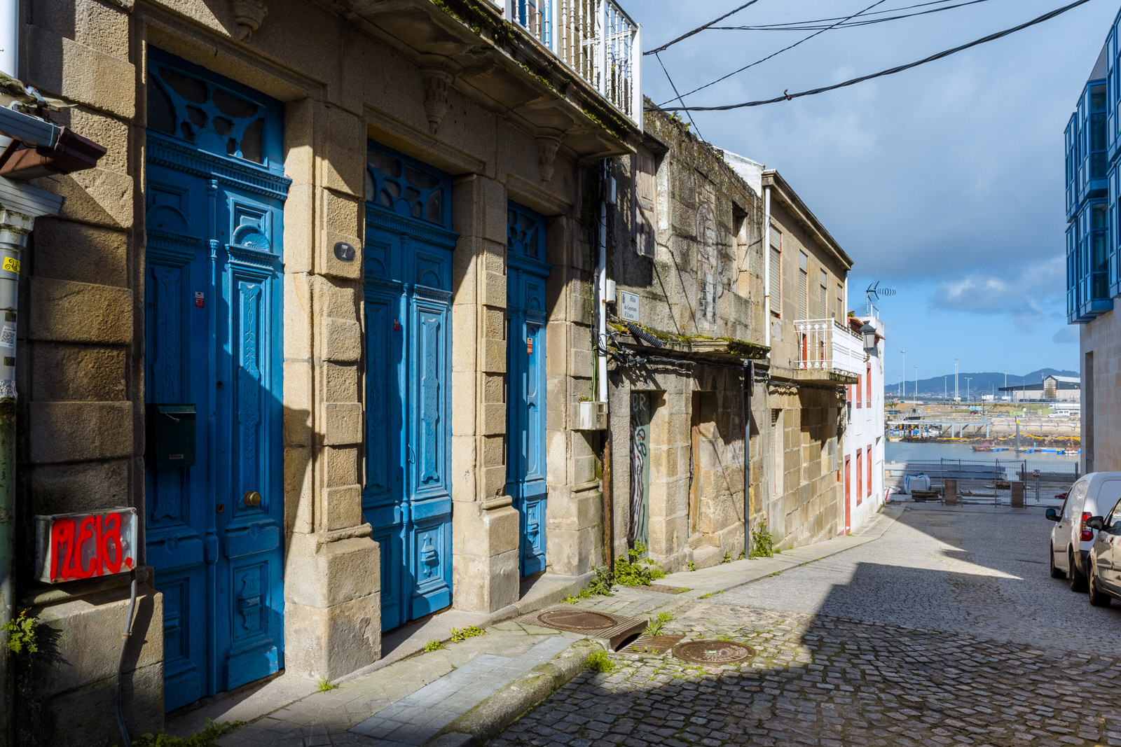 Imagen de una calle de Vigo que desemboca en el mar