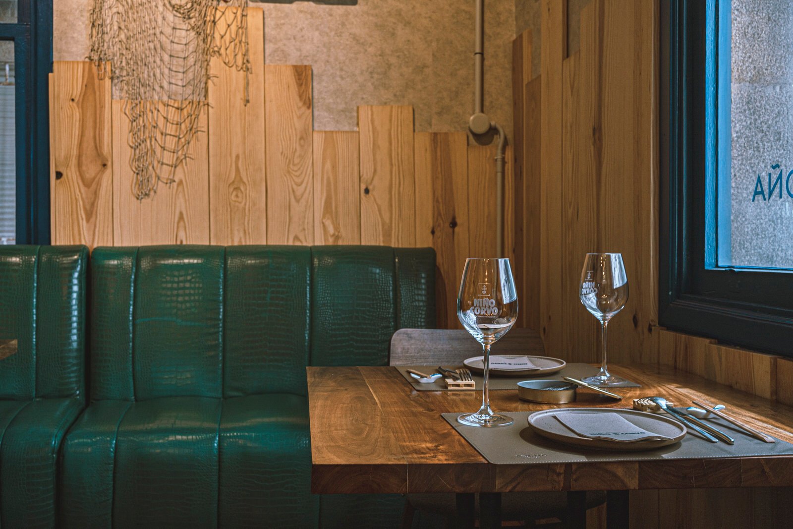 Imagen de una mesa con platos, cubiertos y copas en el restaurante Niño Corvo