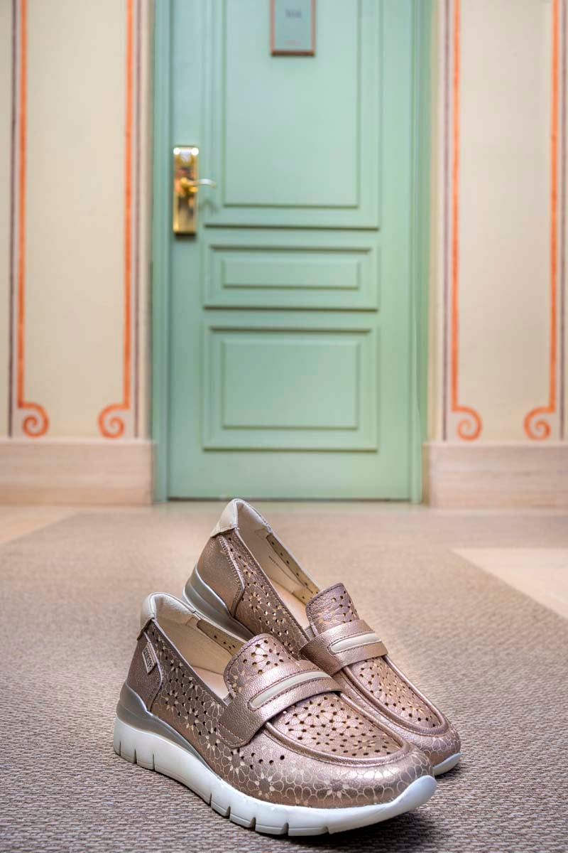 Photograph of a pair of Pikolinos women's high-heeled shoes at the hotel