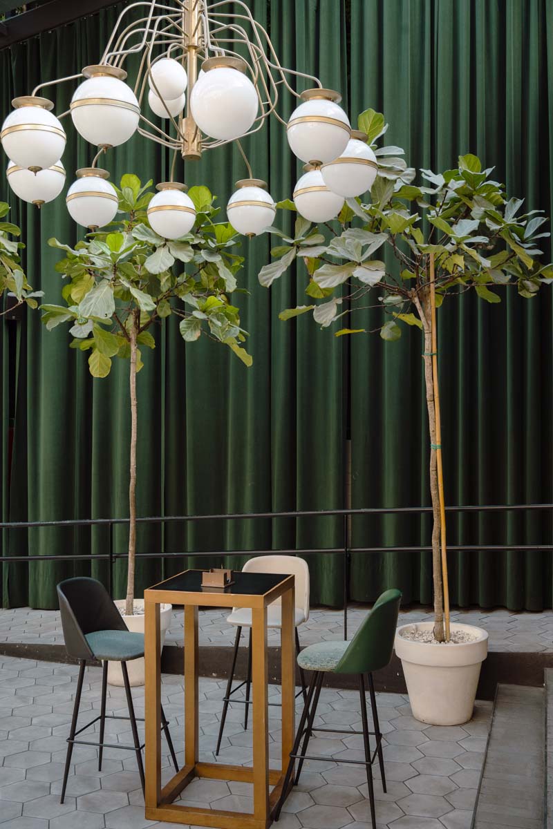 Fotografía de la decoración y el interior del Mercado de Correos 