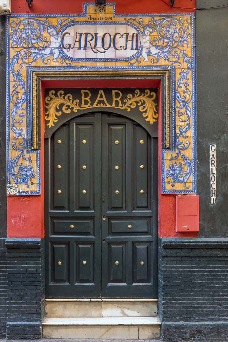 Photograph of the door of the Garlochí bar
