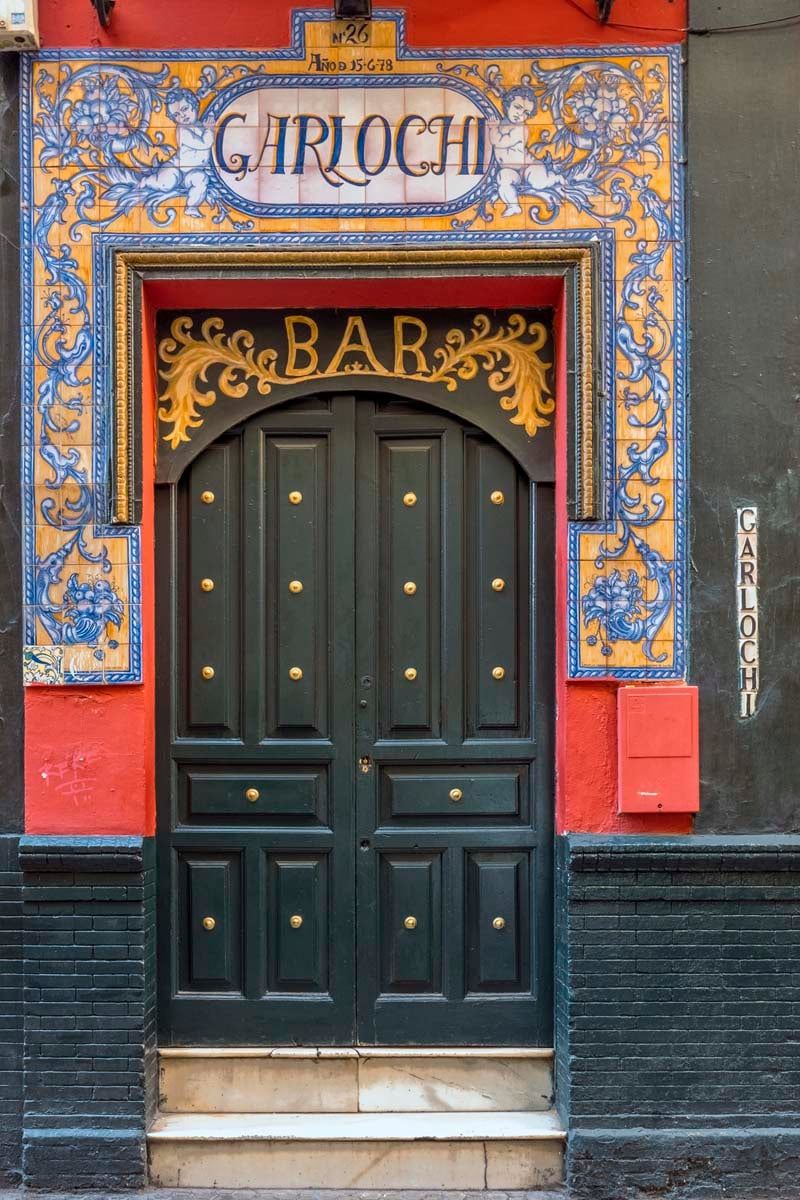 Fotografía de la puerta del bar Garlochí