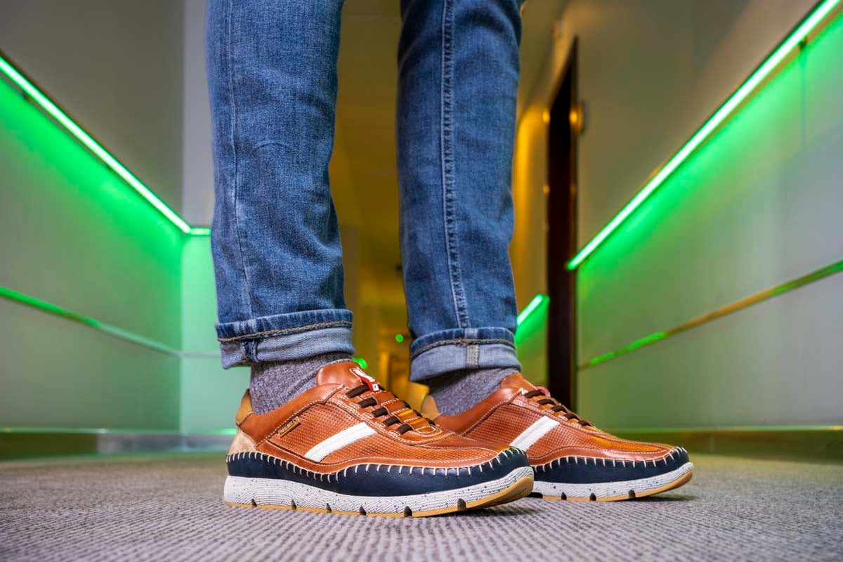 Picture of Pikolinos men's sneakers in the hallway of the Murcia Rincón de Pepe Affiliated by Meliá hotel.