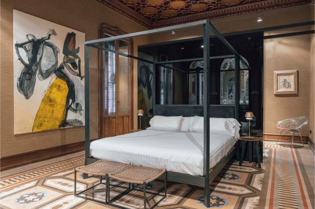 Photograph of a bed in a room at the Palacio Salvetti hotel