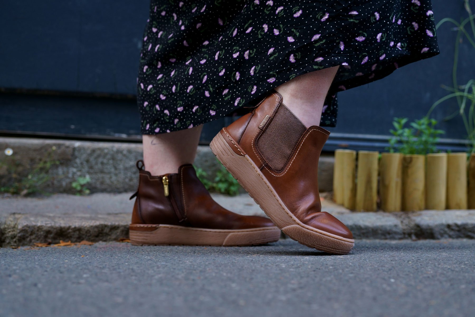 Photographie des pieds de Marie avec une paire de bottines femme Pikolinos.