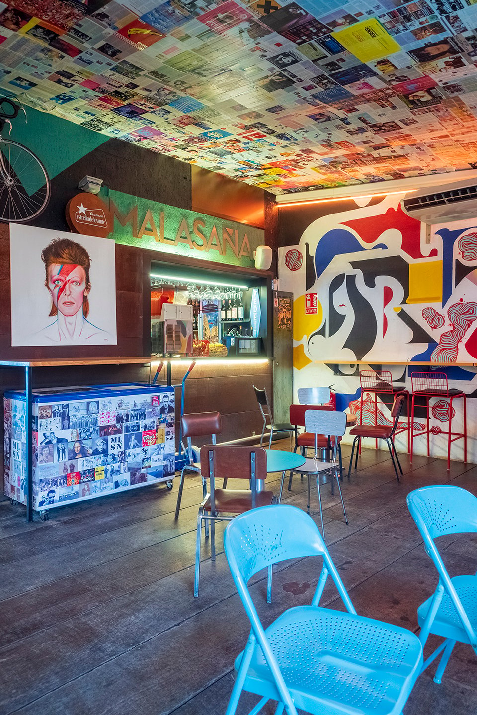 Image of the interior of a pub in Elche.