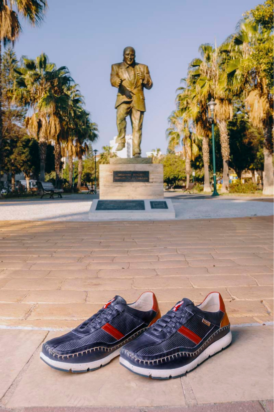 Fotografie einiger Pikolinos-Schuhe vor einer Statue im Russischen Museum