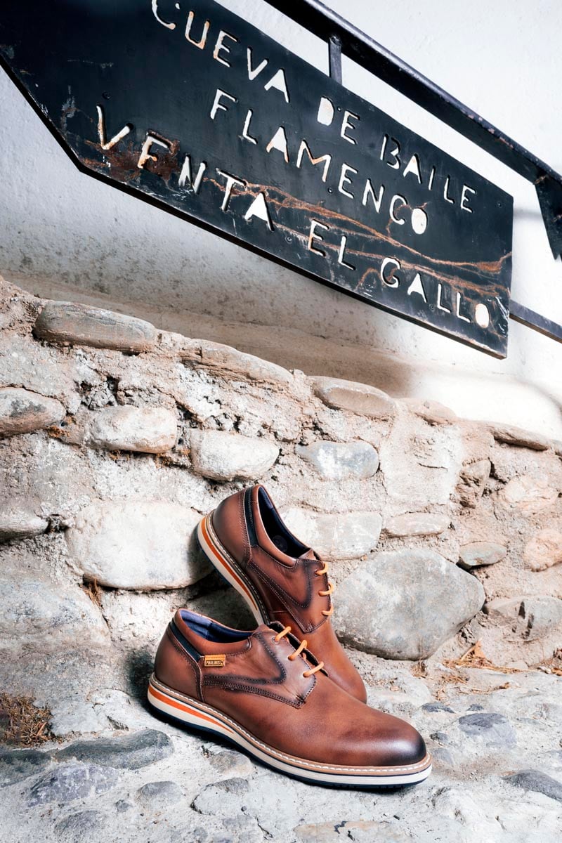 Image of some brown men's dress shoes by Pikolinos on the sign at the entrance to the flamenco dance cave, Venta el Gallo