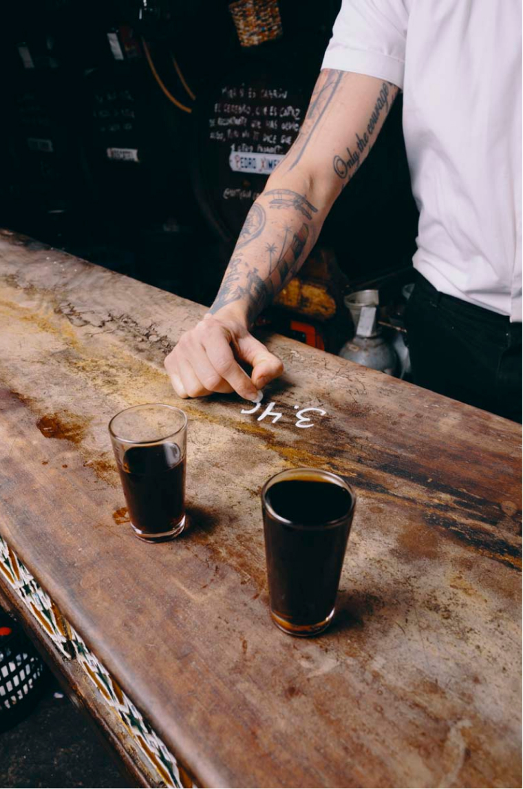 Fotografía de unos vasos con vino en el bar de La Antigua casa de guardia