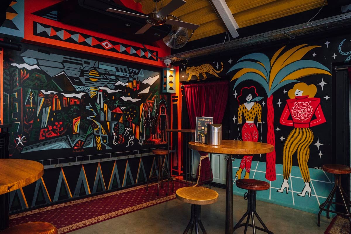 Photograph of one of the rooms of the Lemon Rock Granada bar with the walls drawn