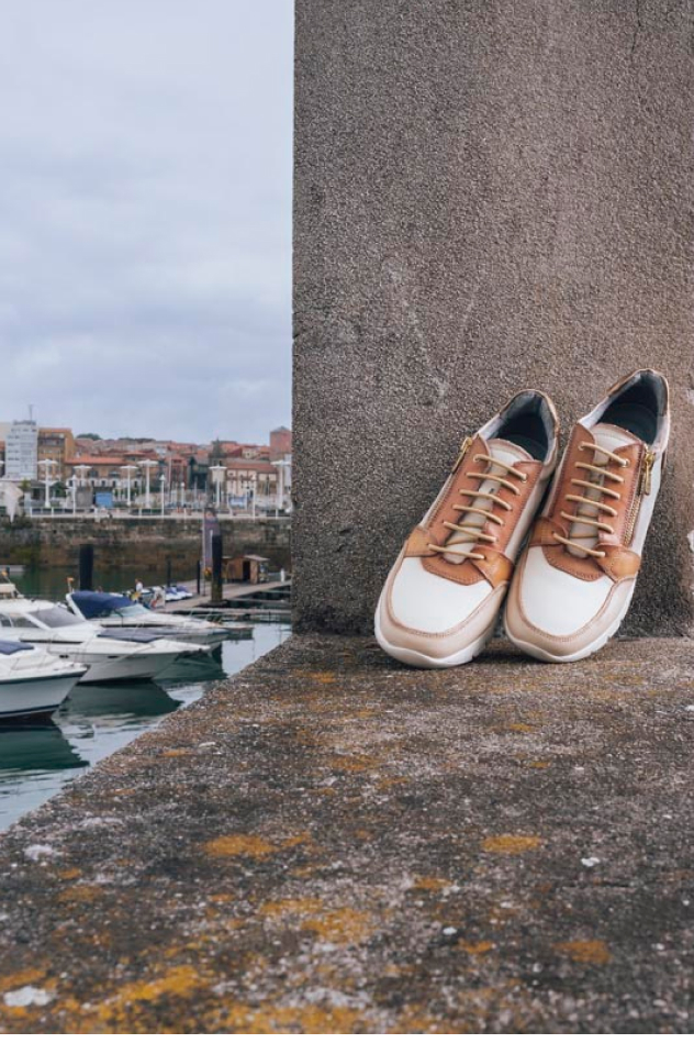 Image of a pair of Pikolinos in the marina.
                                