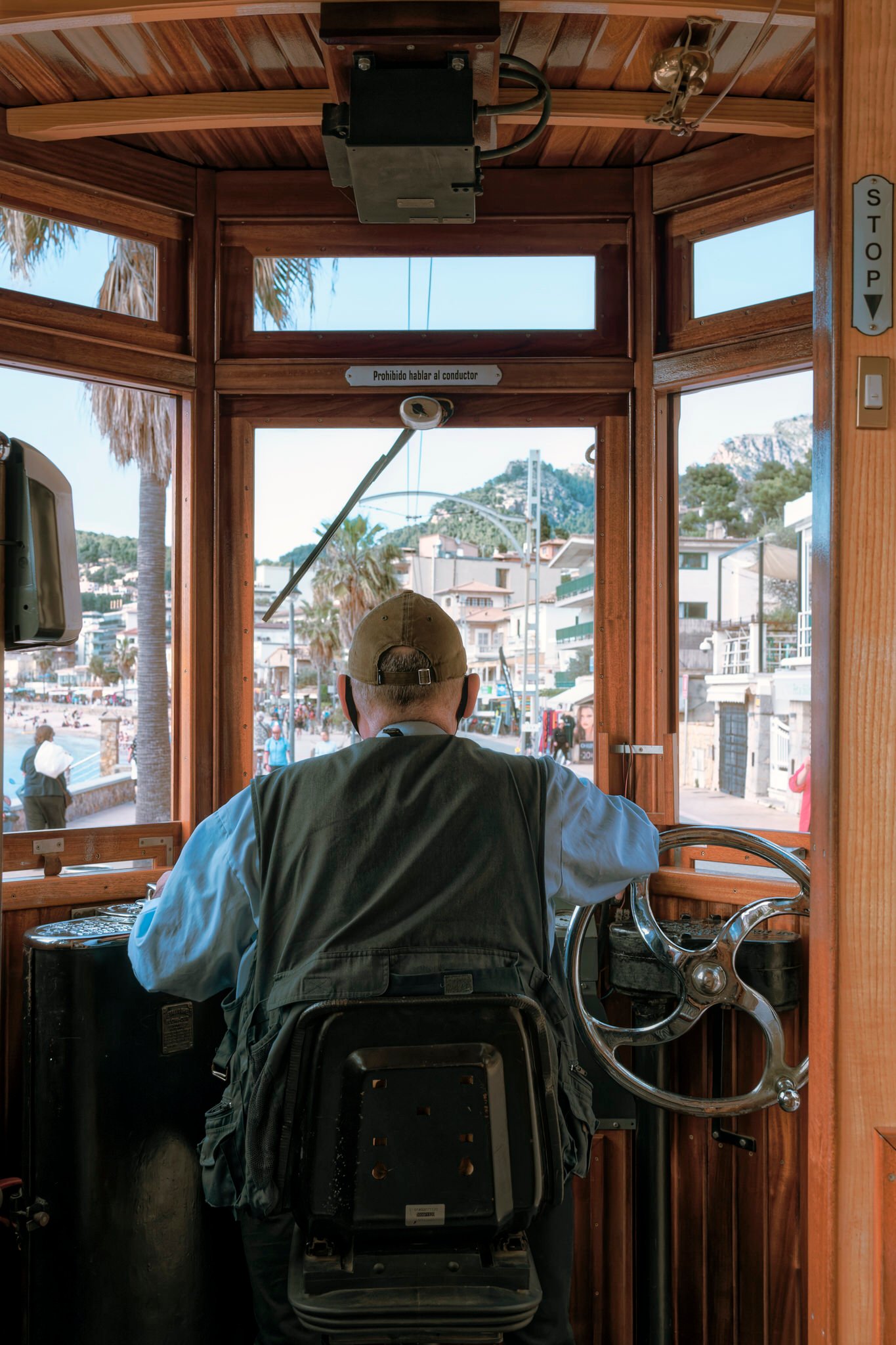 34.	Fotografía del conductor del ferrocarril de Sóller conduciendo.