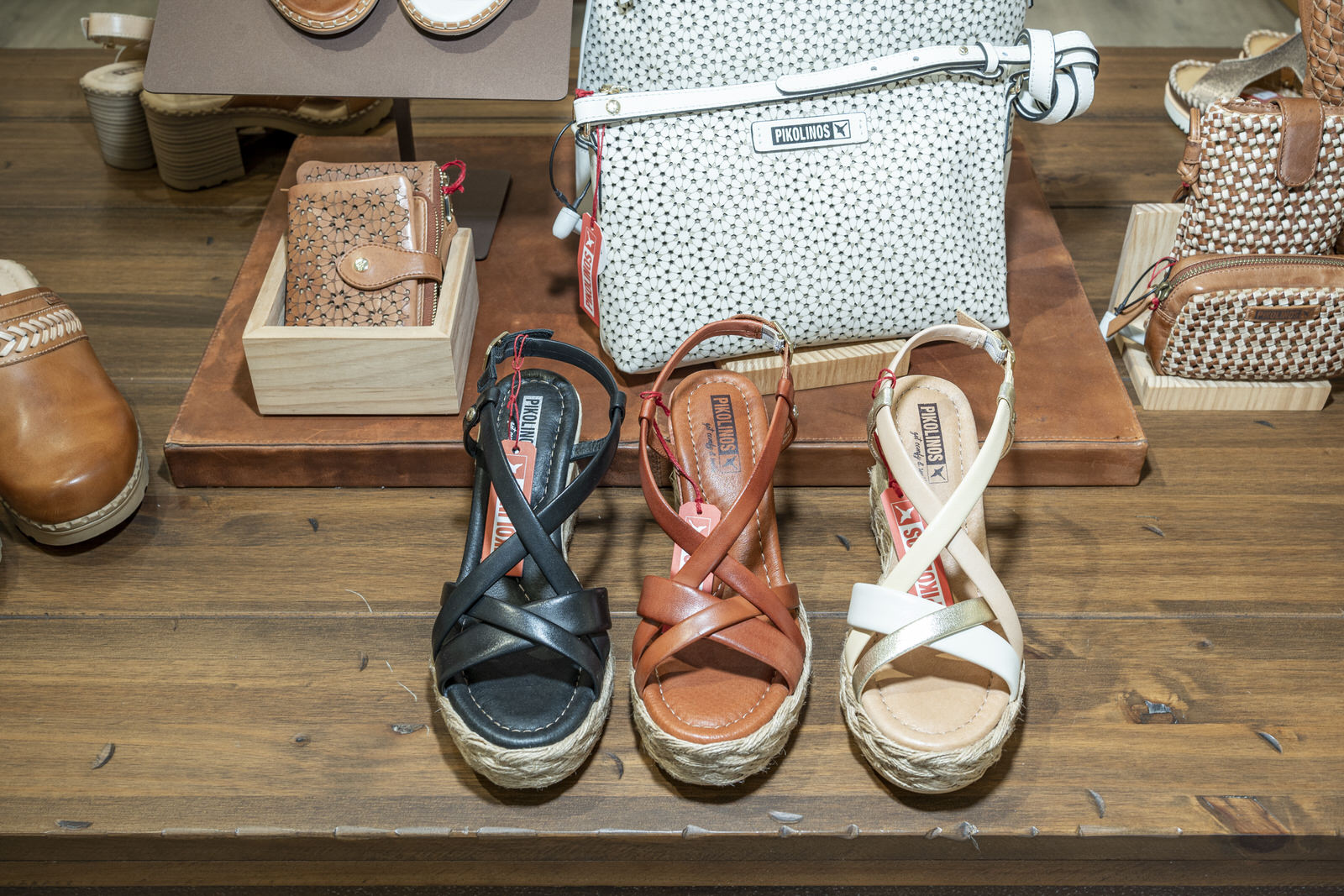 Image of bags on the shelves of the Pikolinos store in Vigo