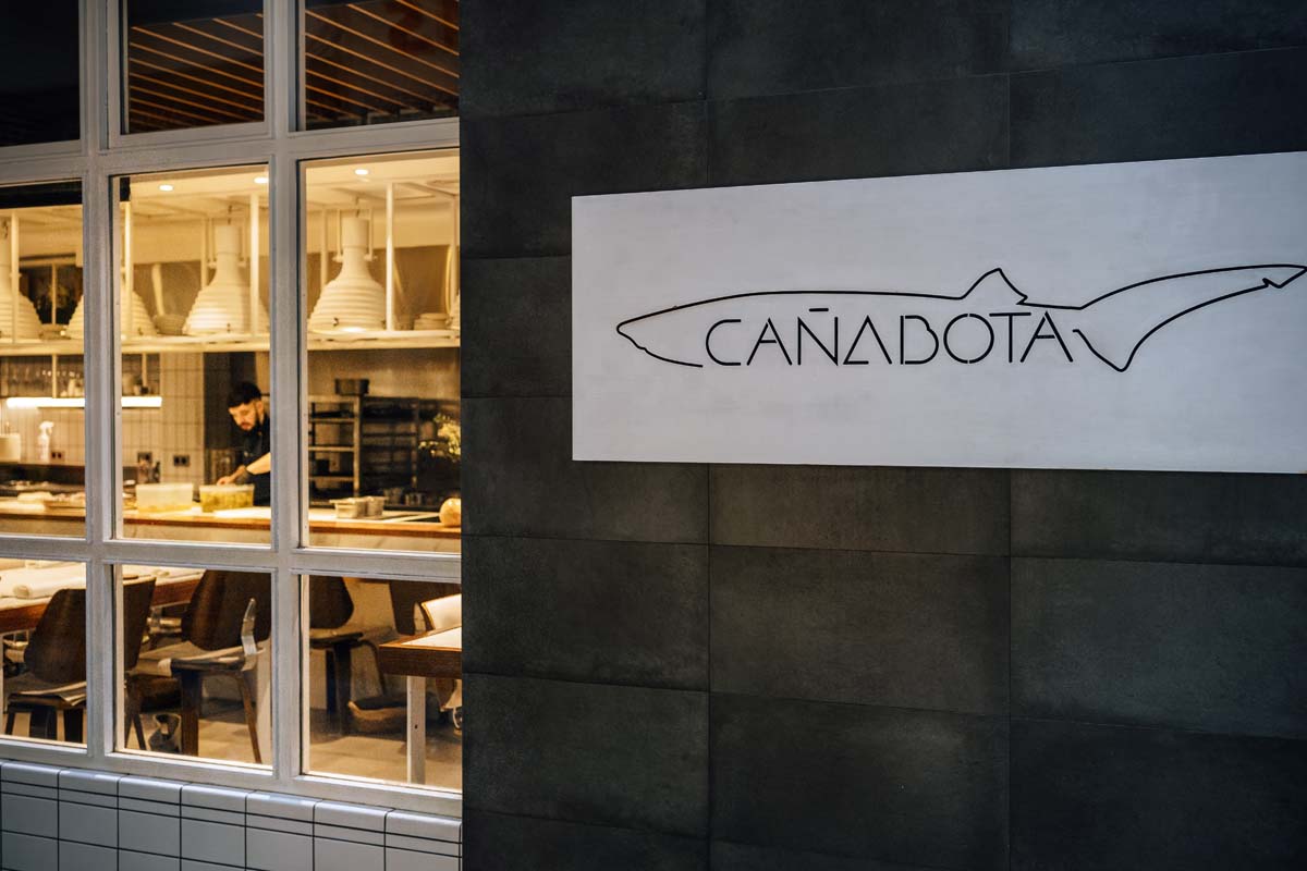 Photograph of the logo and a window of the restaurant La Cañabota