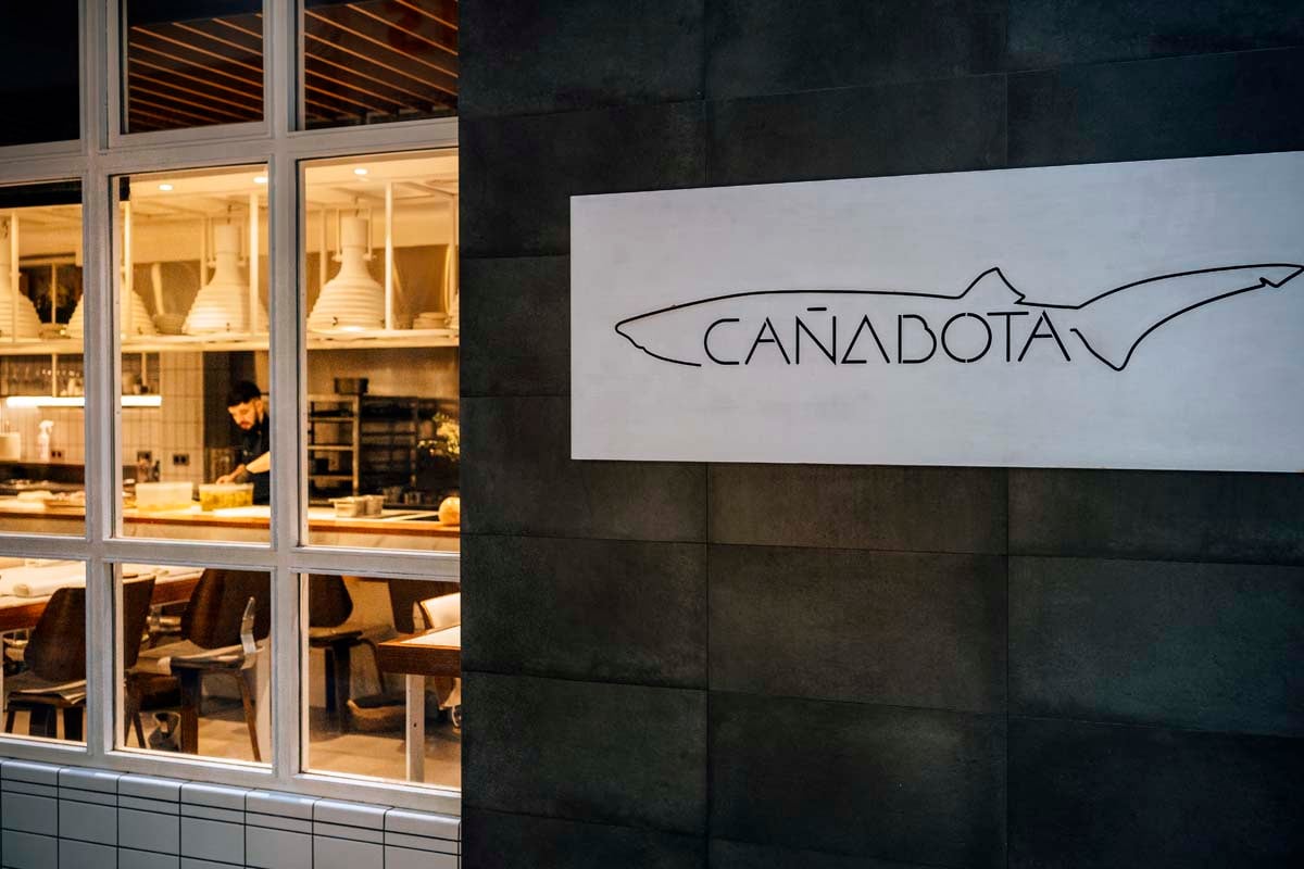 Photograph of the logo and a window of the restaurant La Cañabota