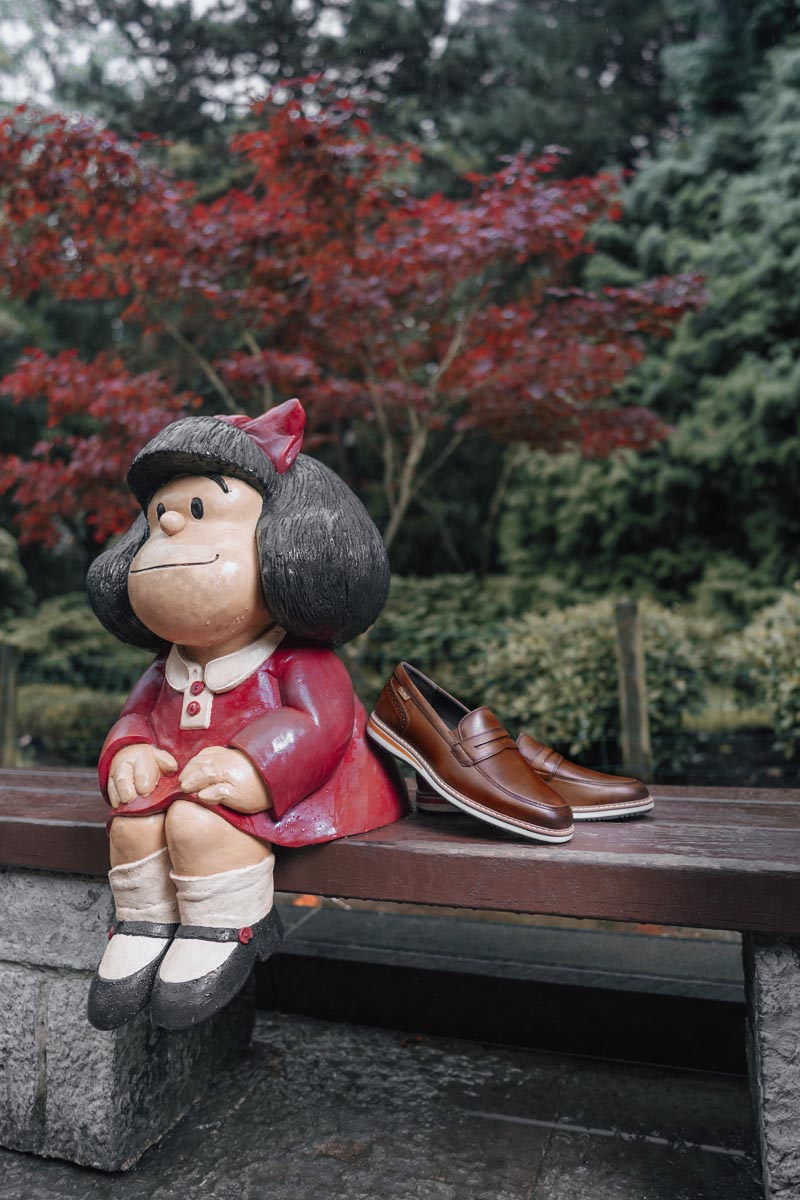 Image of Pikolinos resting on a figure of Mafalda.
                    