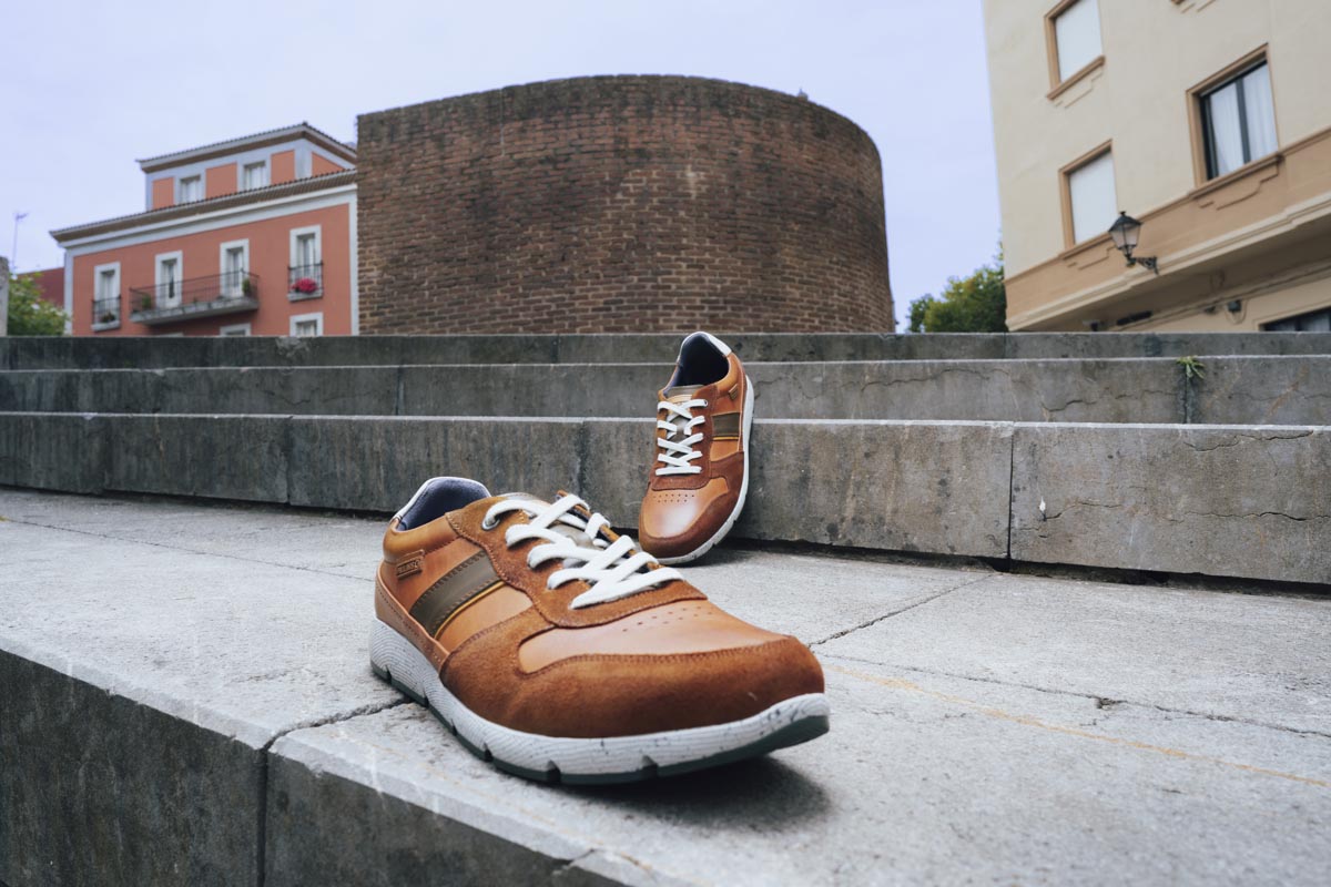 Image d'une paire de chaussures Pikolinos sur un escalier.
                    