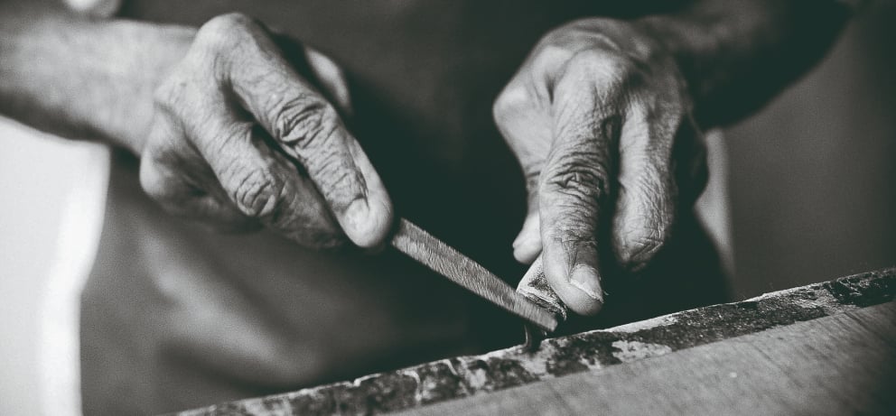 Imagen en blanco y negro de manos trabajando