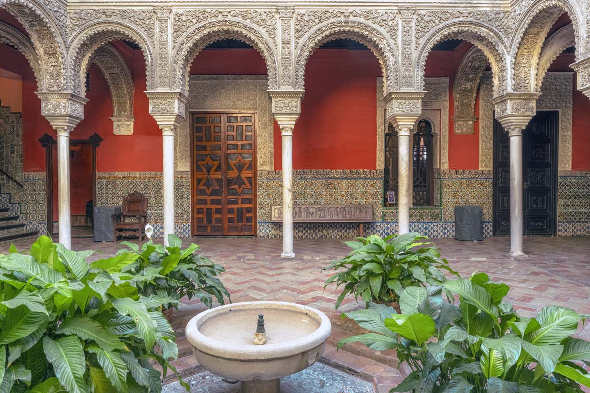 Photograph of the arches and patio of Casa de Salinas