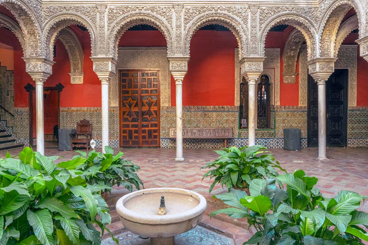 Fotografía de los arcos y el patio de Casa de Salinas