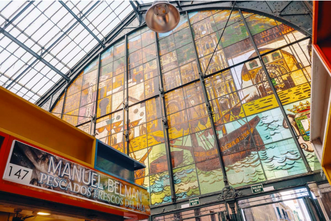 Imagen del mural de la vidriera del Mercado Central de Atarazanas
