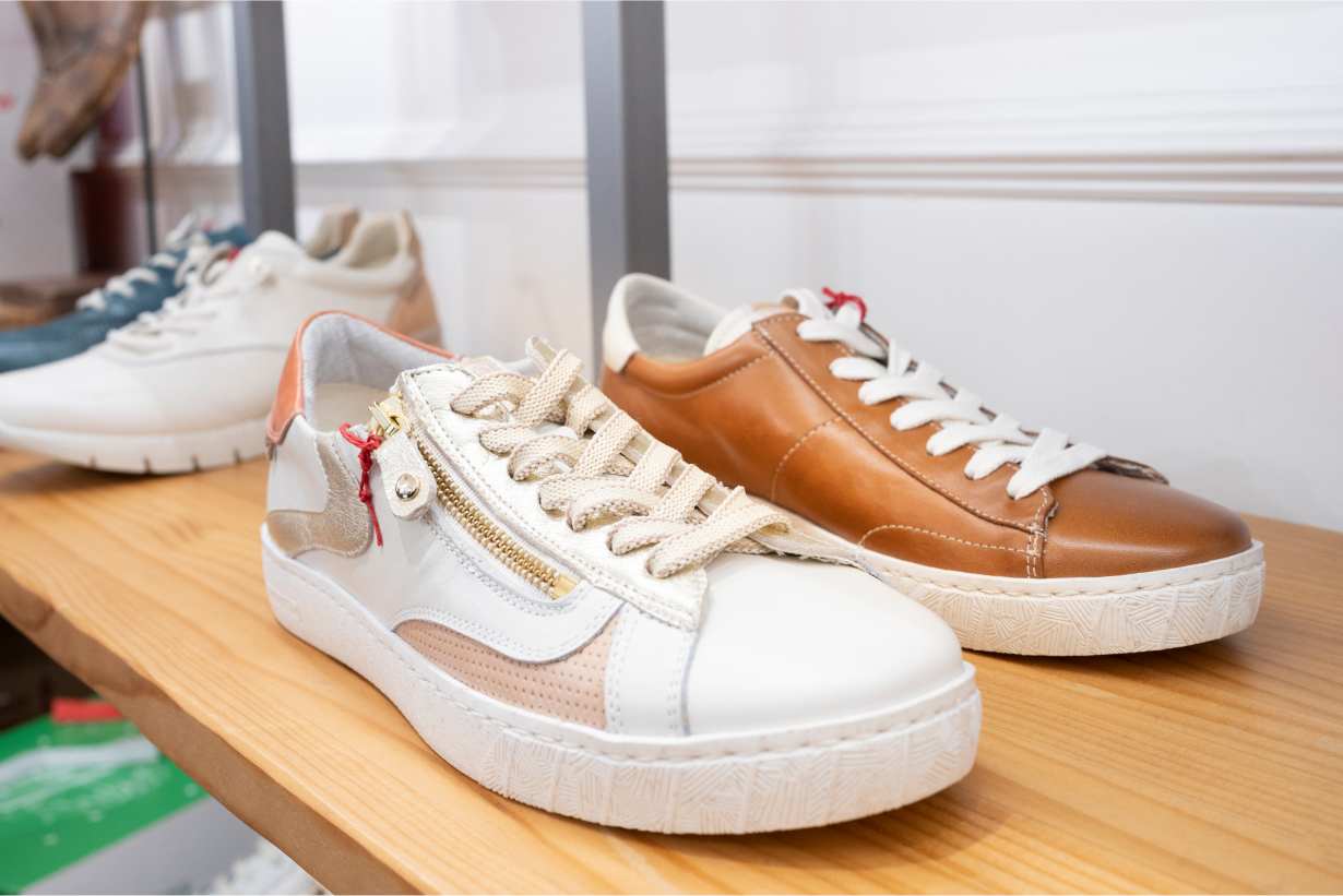 Photograph of a pair of Pikolinos women's sneakers in the Pikolinos store