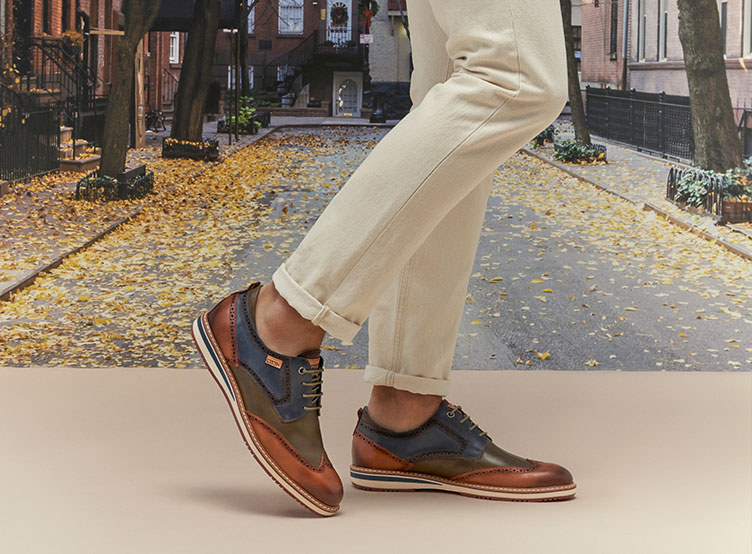 Imagen de los pies de un hombre llevando zapatos de vestir Pikolinos.