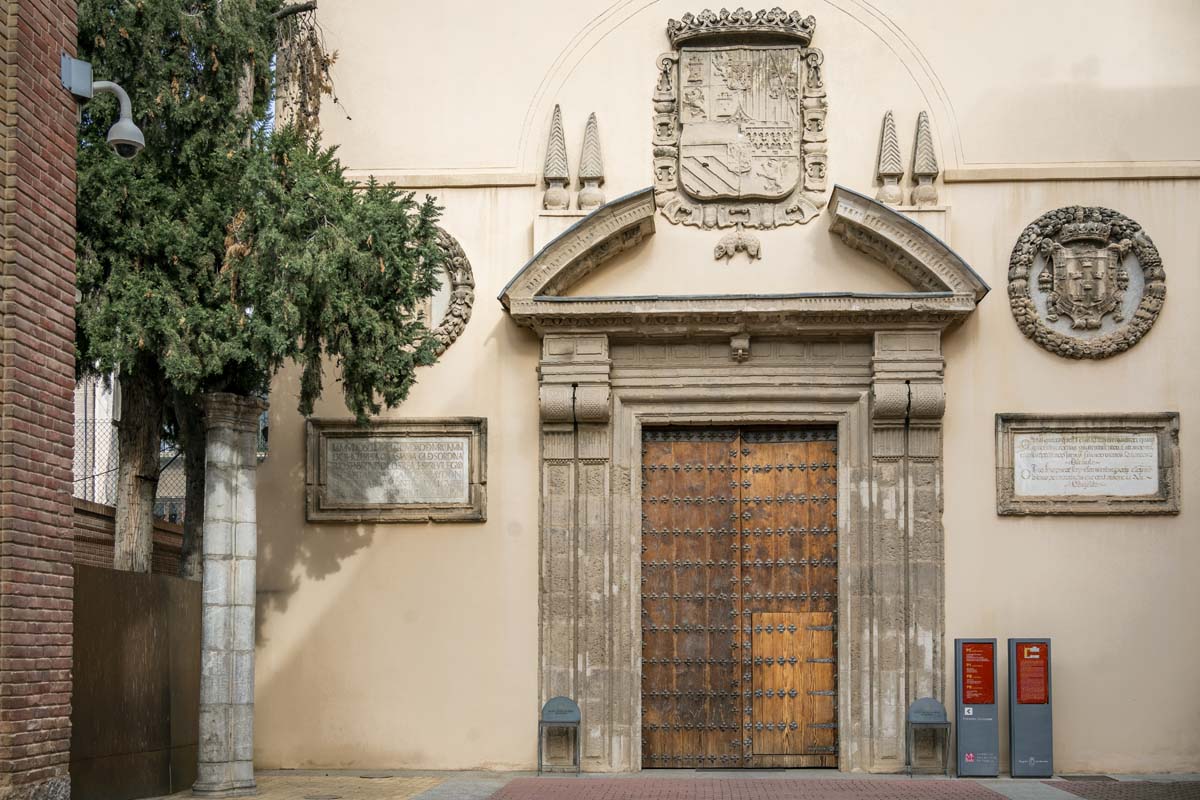 Picture of the entrance of the Bellas Artes Museum of Murcia.