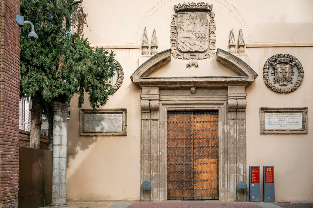 Picture of the entrance of the Bellas Artes Museum of Murcia.