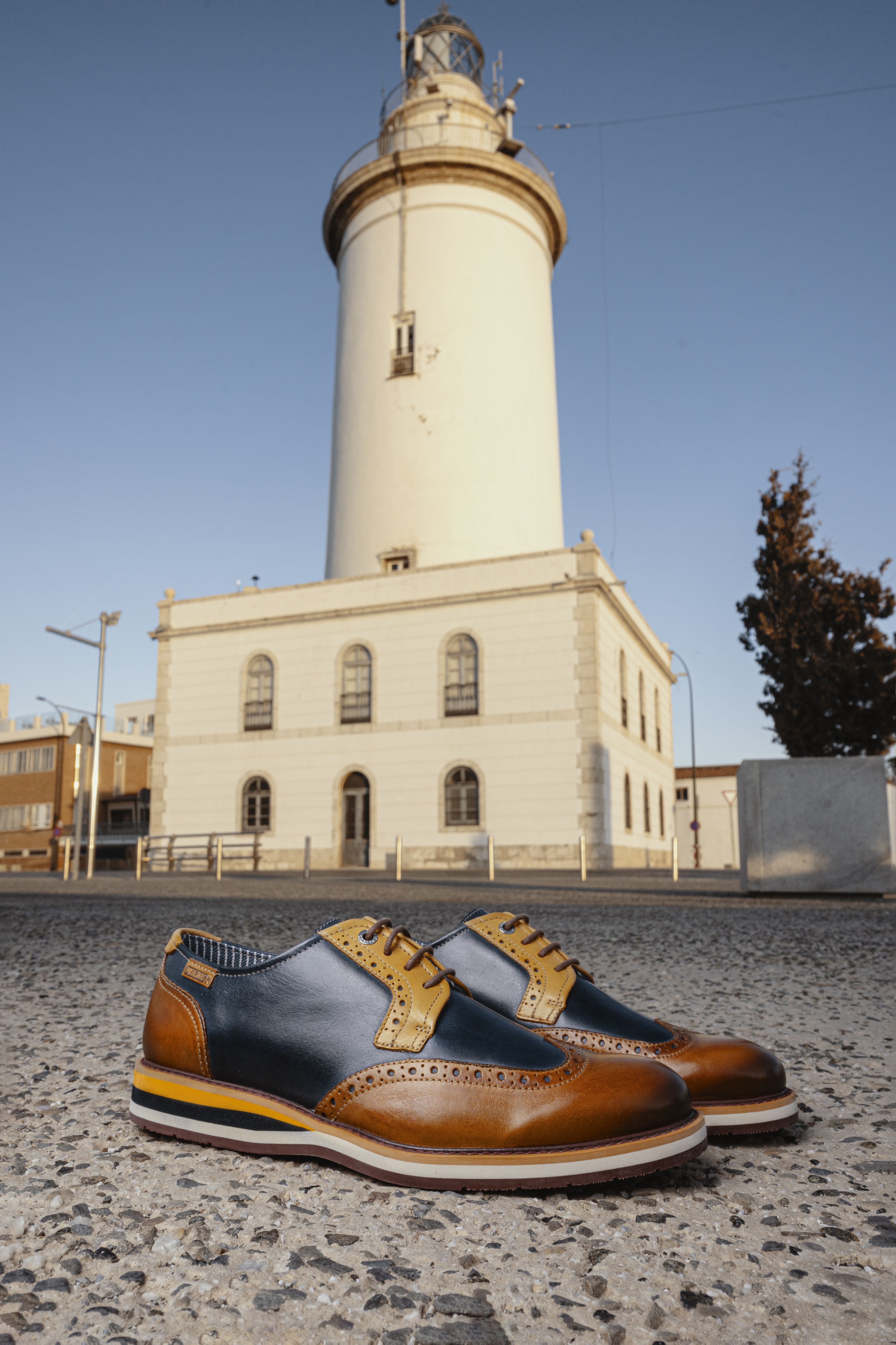 Foto einiger Pikolinos-Schuhe am Leuchtturm Muelle Uno