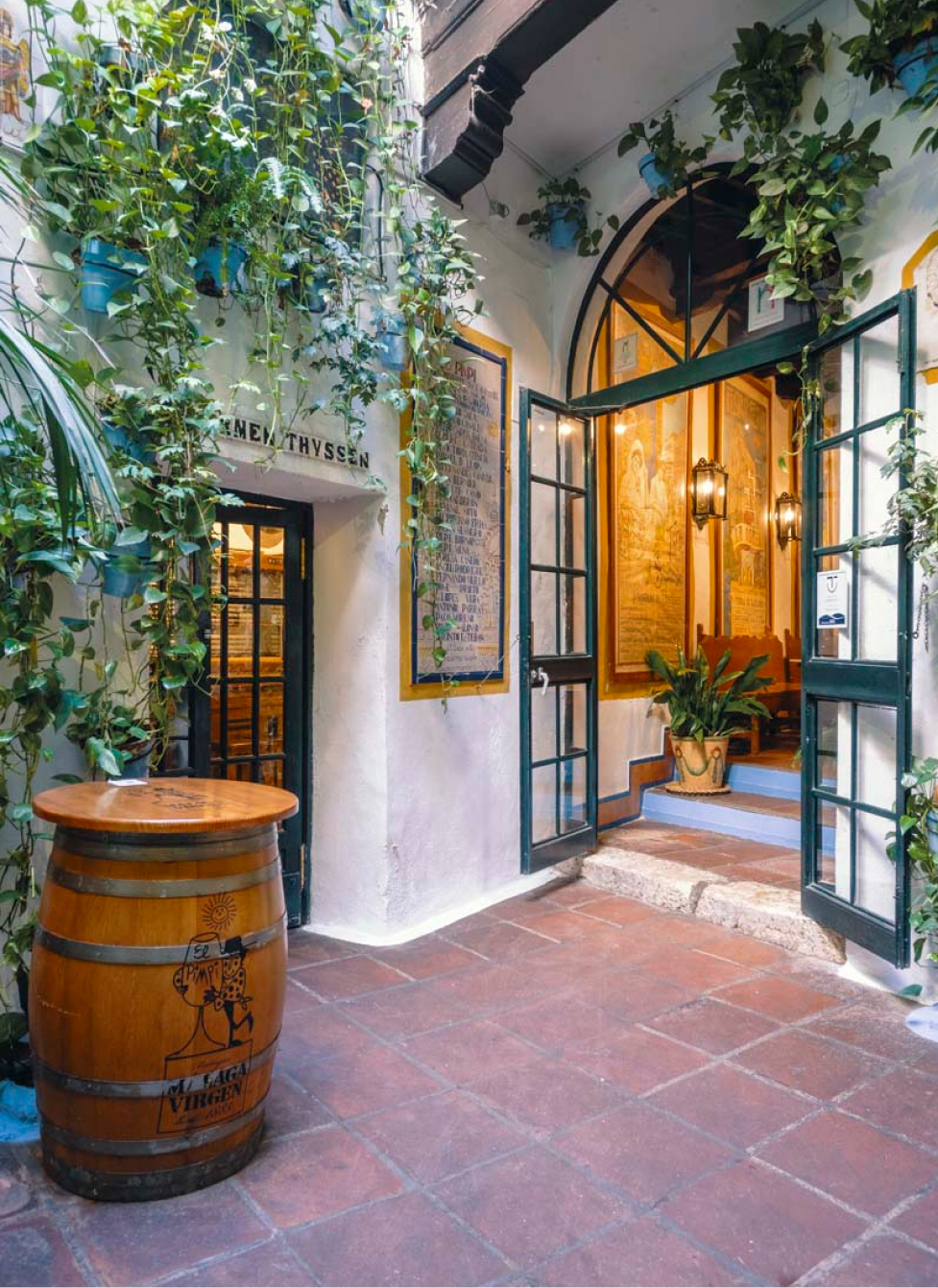 Image of a barrel and the entrance to the Bodega Bar el Pimpi