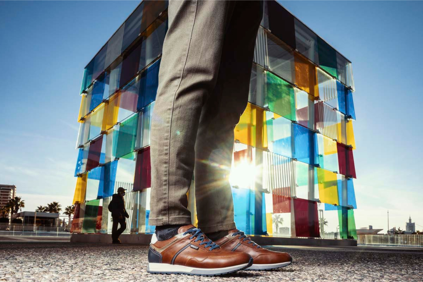 Chaussures Pikolinos et Centre Pompidou, bâtiment coloré.
