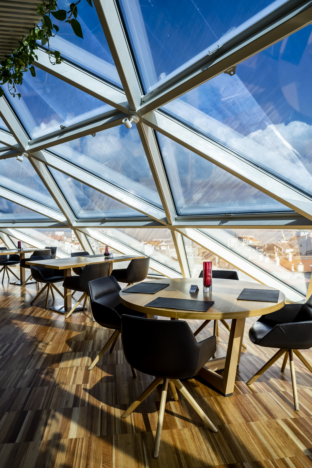 Imagen del interior del restaurante Silabario, con mesas vacías y ventanal