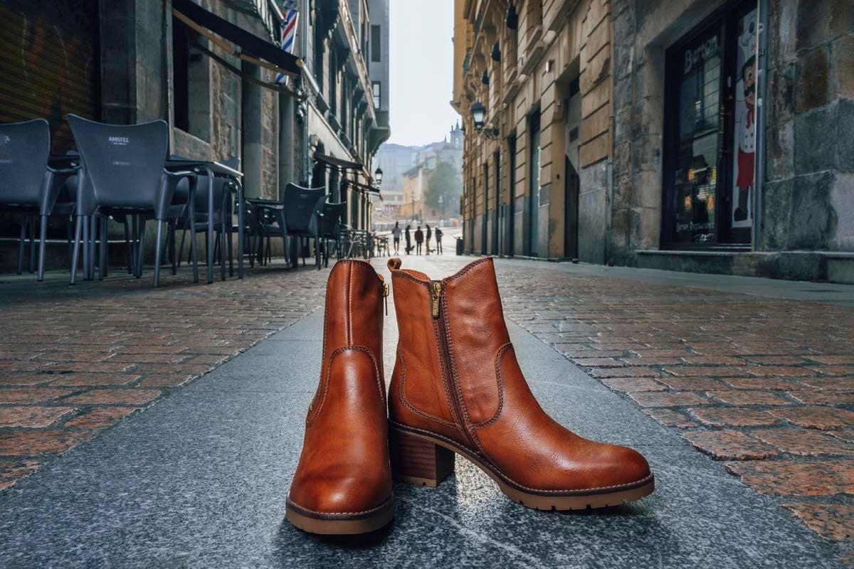 Fotografía de unos botines de mujer de Pikolinos marrones en la calle del casco viejo