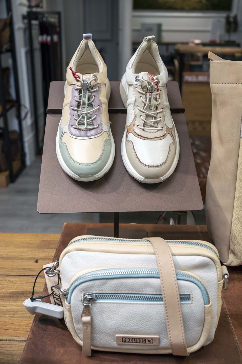 Picture of a pair of Pikolinos women's sports shoes and a bag at the Pikolinos Murcia store.