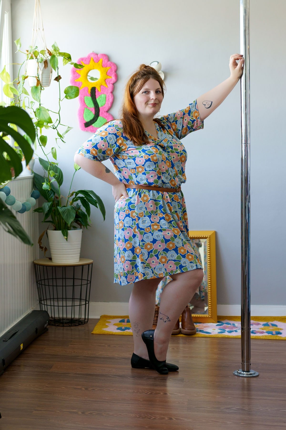 Photographie de Marie avec une partie de la décoration de sa maison et avec quelques
                        ballerines Pikolinos.