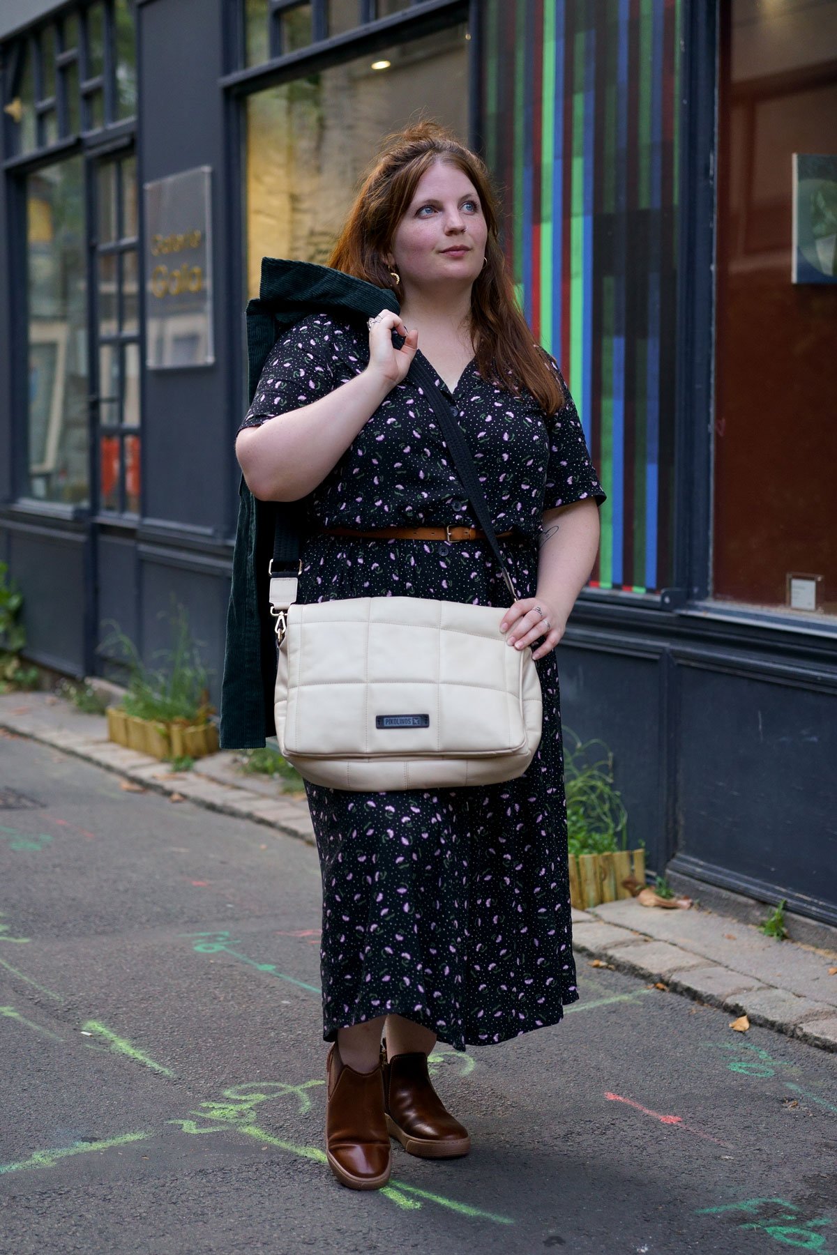 Fotografía de Marie con un bolso de piel de Pikolinos