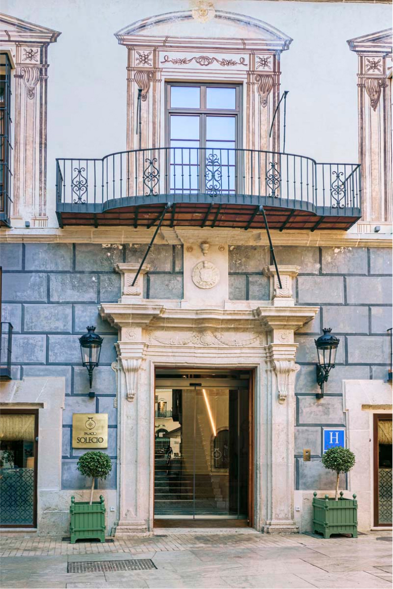 Fotografía de la entrada del hotel Palacio Solecio