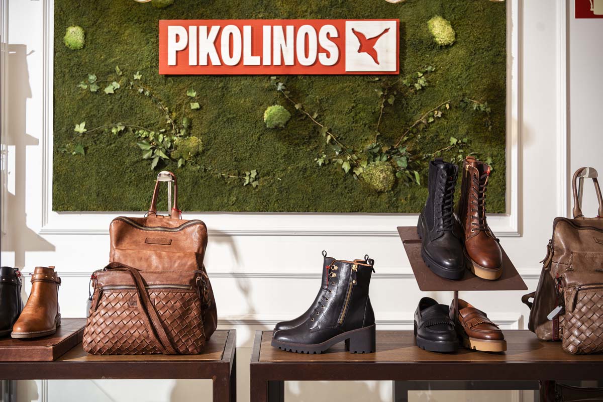 Fotografía del interior de la tienda de Pikolinos de Bilbao con varios complementos y zapatos de la marca